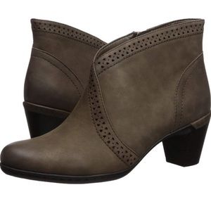 Rockport‎ Cobb Hill Rashel women’s leather bootie. Stone color.  Size 7.5.
